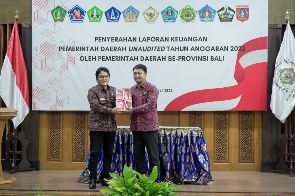 Bupati Giri Prasta Serahkan LKPD Ke BPK Perwakilan Bali